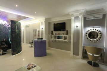 Situat pe Calea Obcinilor nr. 1, Allur Hair&Beauty este deschis de marți până sâmbătă, între orele 09.30-18.00