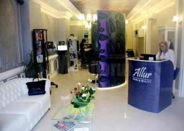 Situat pe Calea Obcinilor nr. 1, Allur Hair&Beauty este deschis de marți până sâmbătă, între orele 09.30-18.00