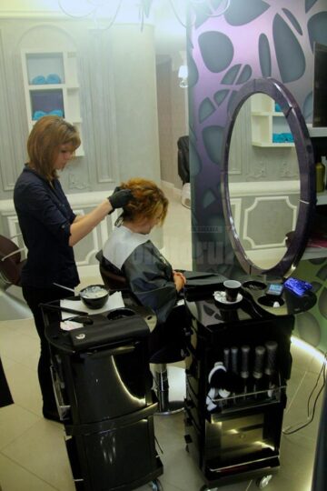 Situat pe Calea Obcinilor nr. 1, Allur Hair&Beauty este deschis de marți până sâmbătă, între orele 09.30-18.00