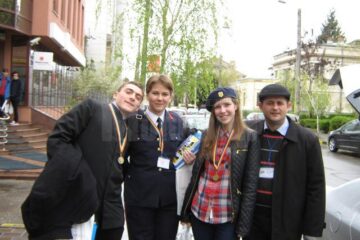 Cătălin Popescu (premiul II), Sabina Calisevici (premiul I), Iulia Talpalariu (premiul I), alături de prof. Marcel Puha