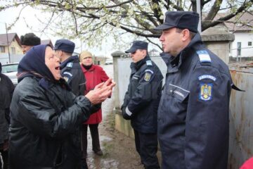 În huiduielile rudelor și vecinilor, bunurile au fost predate celui care le-a câștigat în instanță