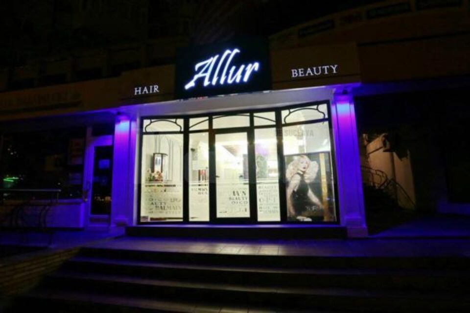 Situat pe Calea Obcinilor nr. 1, Allur Hair&Beauty este deschis de marți până sâmbătă, între orele 09.30-18.00