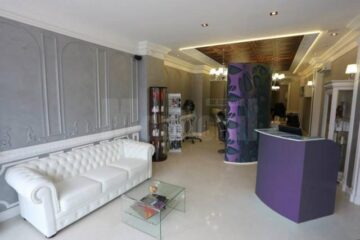 Situat pe Calea Obcinilor nr. 1, Allur Hair&Beauty este deschis de marți până sâmbătă, între orele 09.30-18.00