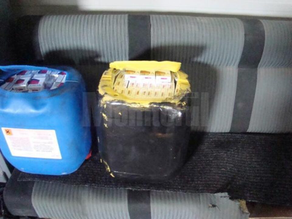 Țigările au fost ascunse în canistre de plastic