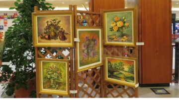 40 de tablouri, icoane pe scoarță de copac și pe sticlă, semnate de artista plastică Cristina Hreamătă Macoveiciuc