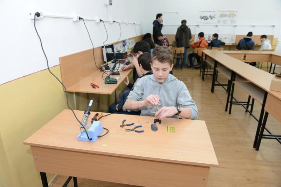 Micii electroniști de la Palatul Copiilor, premiați la un concurs național, desfășurat la Slatina