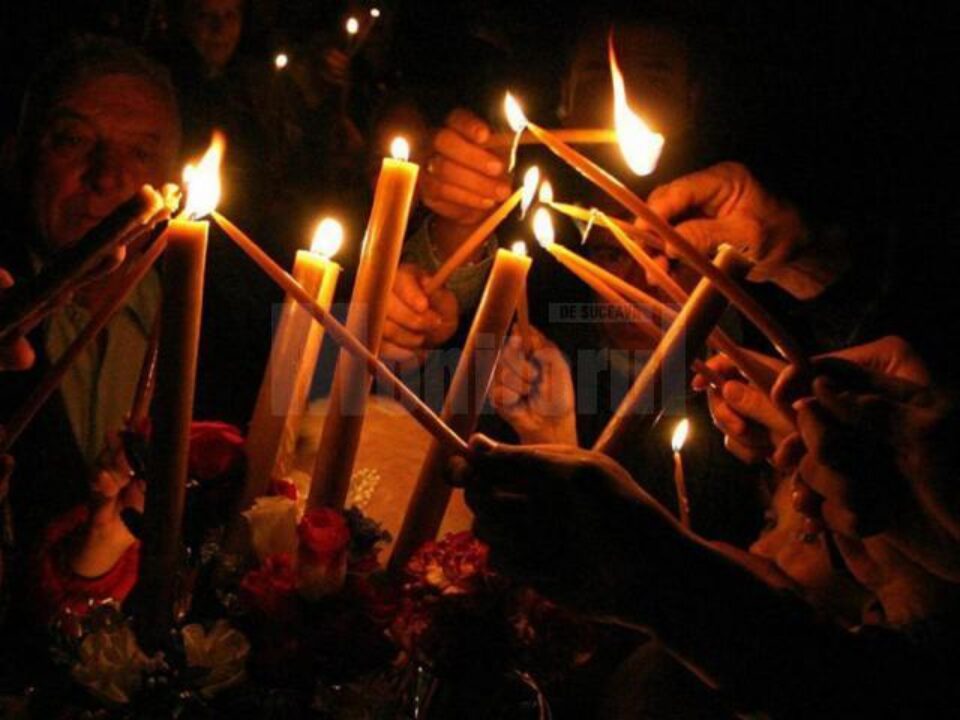 Lumânarea din noaptea pascală a fost "învestită" cu felurite semnificații Lumânarea din noaptea pascală a fost "învestită" cu felurite semnificații
