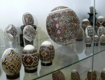 Vechi cusături huțule transpuse pe ouă folosind ceara de albine și pigmenți naturali