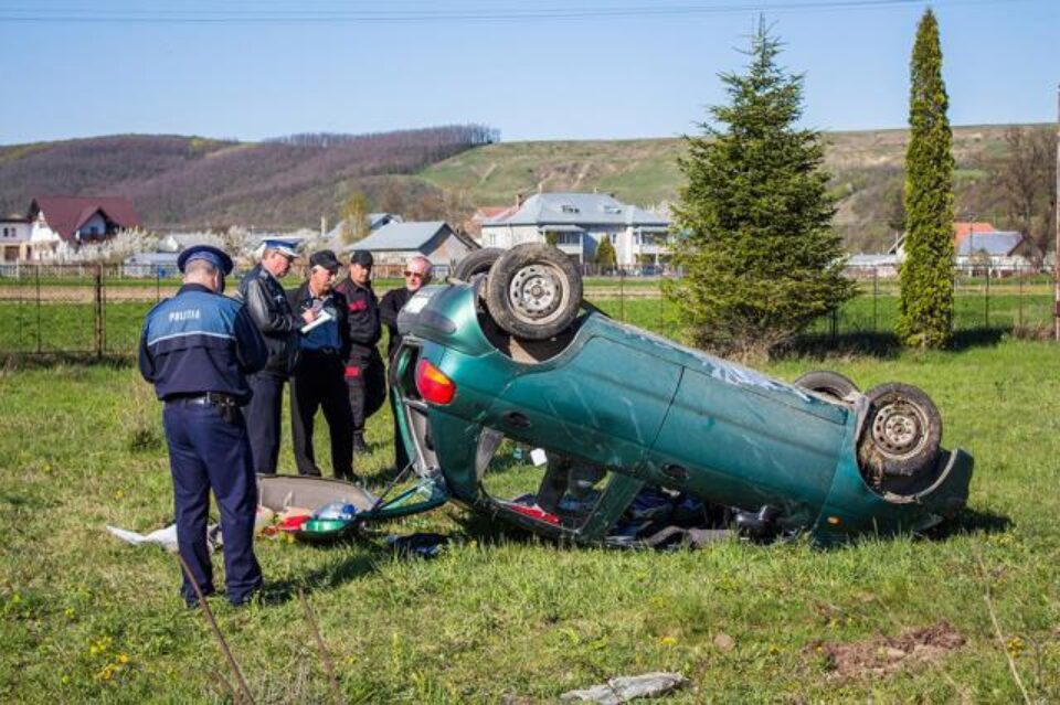În accidentul petrecut la Pătrăuți, o tânără a pierdut controlul volanului și s-a răsturnat cu mașina. Foto: Mihai Nicoară În accidentul petrecut la Pătrăuți, o tânără a pierdut controlul volanului și s-a răsturnat cu mașina. Foto: Mihai Nicoară
