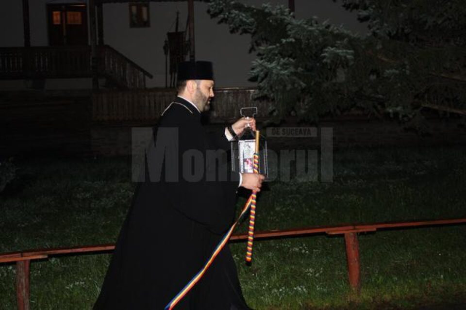 Credincioșii ortodocși din județ au primit și anul acesta Lumina Sfântă de la Ierusalim Credincioșii ortodocși din județ au primit și anul acesta Lumina Sfântă de la Ierusalim