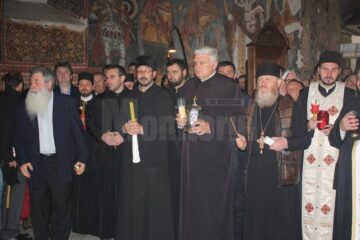 Credincioșii ortodocși din județ au primit și anul acesta Lumina Sfântă de la Ierusalim
