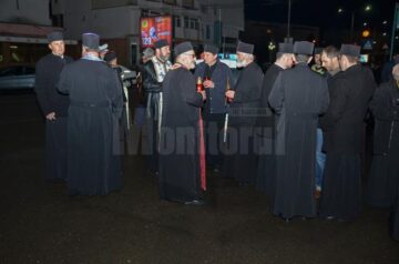 Credincioșii ortodocși din județ au primit și anul acesta Lumina Sfântă de la Ierusalim