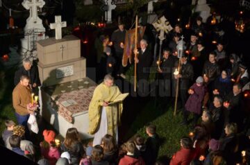 Credincioșii ortodocși din județ au primit și anul acesta Lumina Sfântă de la Ierusalim