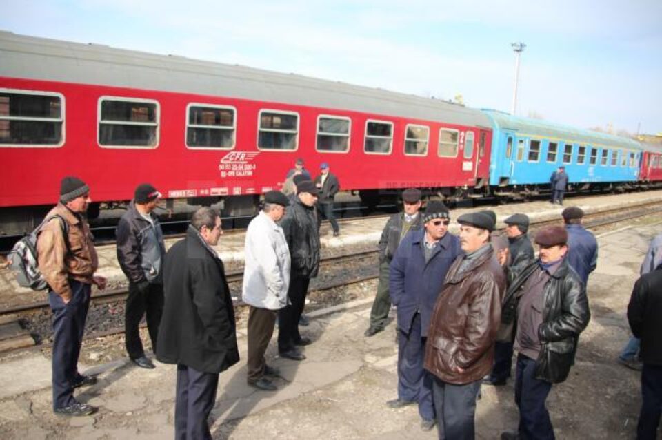 Sute de suceveni salariați la calea ferată au întrerupt activitatea în această dimineață, începând cu ora 7.00