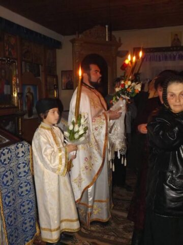 Zeci de mii de oameni au luat Lumina Sfântă de la bisericile și mănăstirile din Bucovina