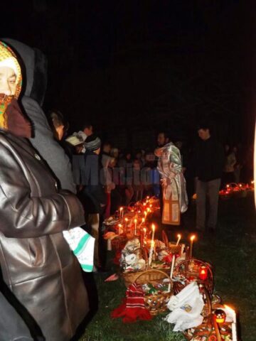Zeci de mii de oameni au luat Lumina Sfântă de la bisericile și mănăstirile din Bucovina