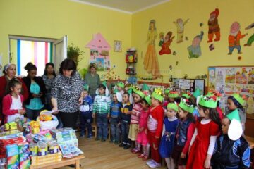 Copiii au primit daruri de la firma Inmedio și au mulțumit cu un spectacol