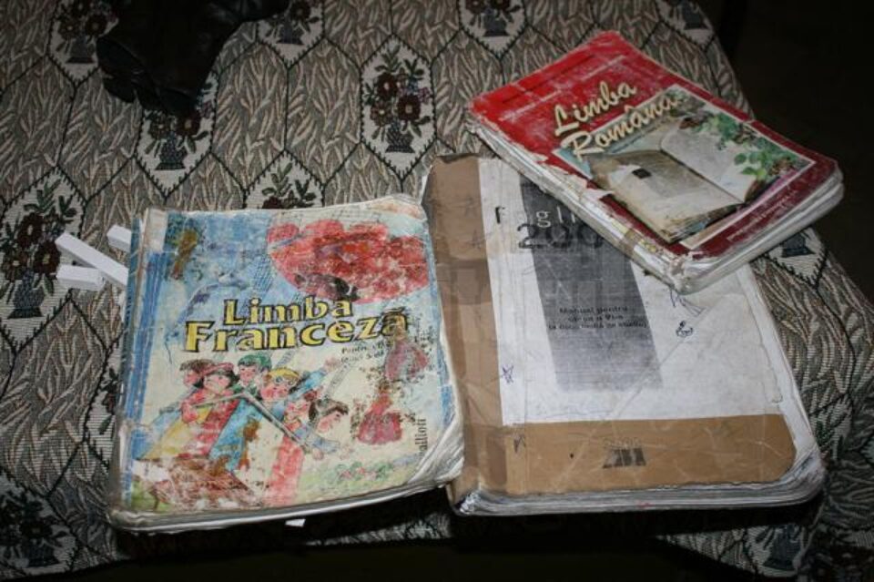 În acest an școlar, unii elevi suceveni au fost așteptați cu manuale mizere, zdrențuite, cu foi lipsă