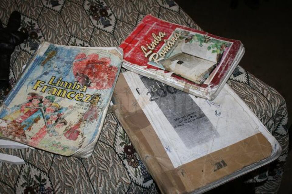 În acest an școlar, unii elevi suceveni au fost așteptați cu manuale mizere, zdrențuite, cu foi lipsă