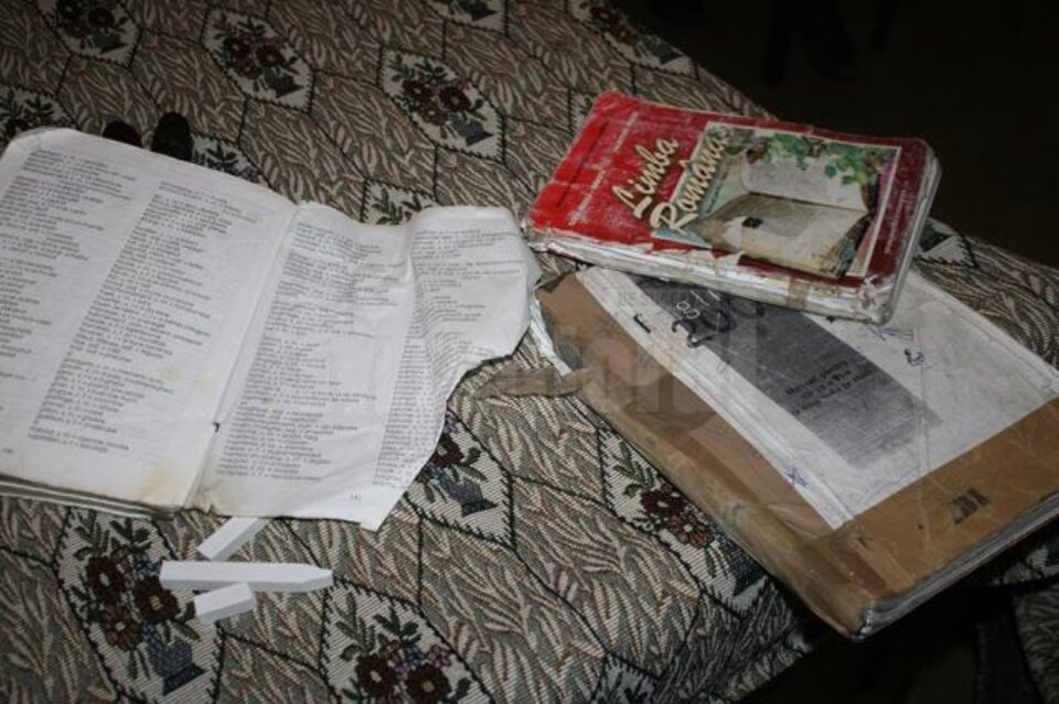 În acest an școlar, unii elevi suceveni au fost așteptați cu manuale mizere, zdrențuite, cu foi lipsă