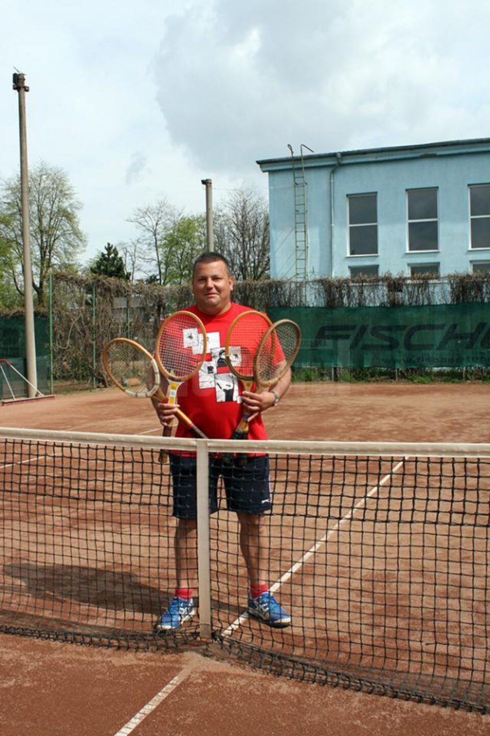 Mihai Pop va pune la dispoziția participanților rachete de lemn