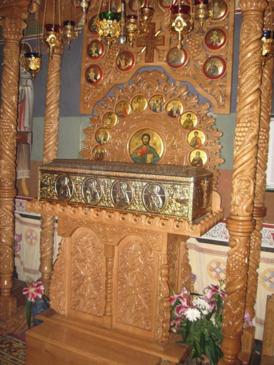 Racla cu moaștele mai multor sfinți, de la biserica din curtea Spitalului Vechi