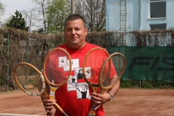 Managerului de la clubul Select, Mihai Pop, așteaptă concurenții la Tenis Retro Cup