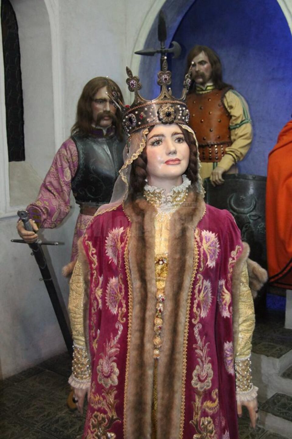 Hainele și podoabele purtate de personaje sunt lucrate manual, respectând straiele originale