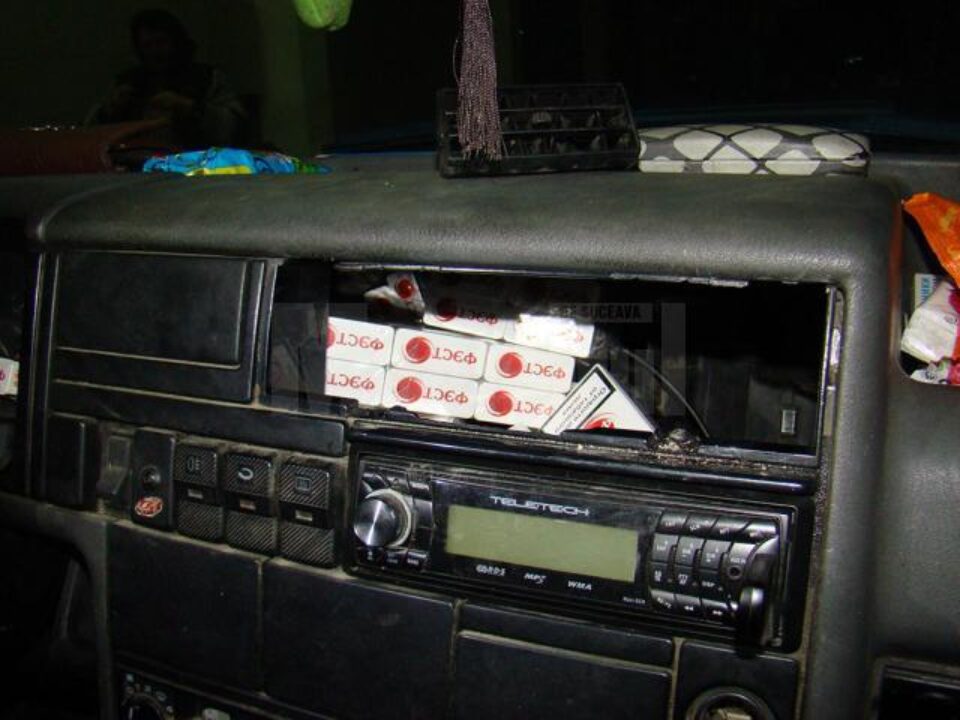 Într-un locaș special amenajat în podeaua autoturismului au fost descoperite 1.050 de pachete de țigări marca Viceroy, de proveniență ucraineană
