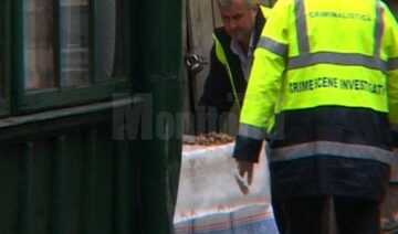Pe o măsuță din curte, criminaliștii au adunat mai multe fragmente osoase pe care le-au găsit în urma săpăturilor