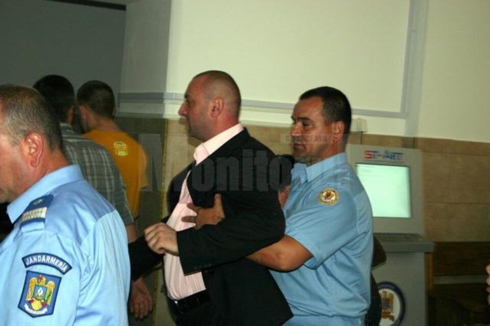 Acuzat de înșelăciune, fostul polițist Cristian Iordache, din Fălticeni, a scăpat de închisoare, zilele trecute, la Înalta Curte de Casație Justiție Acuzat de înșelăciune, fostul polițist Cristian Iordache, din Fălticeni, a scăpat de închisoare, zilele trecute, la Înalta Curte de Casație Justiție