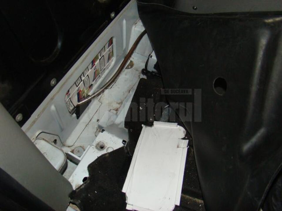 Într-un locaș special amenajat în podeaua autoturismului au fost descoperite 1.050 de pachete de țigări marca Viceroy, de proveniență ucraineană