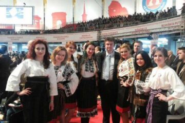 Liderul PSD Suceava, Cătălin Nechifor, alături de delegatele sucevene îmbrăcate în costume tradiționale