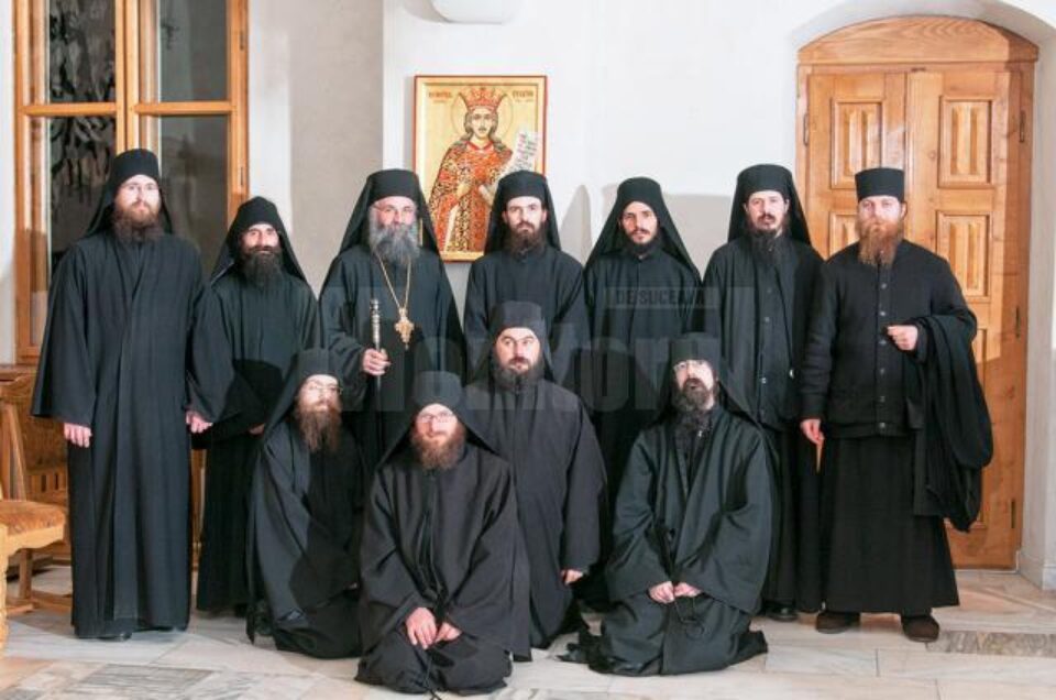Între părinții Putnei. Primul din stânga, părintele Isaac