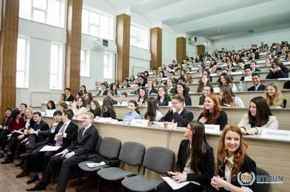 Participanții la dezbateri, în aula Colegiului „A.T. Laurian” din Botoșani Participanții la dezbateri, în aula Colegiului „A.T. Laurian” din Botoșani