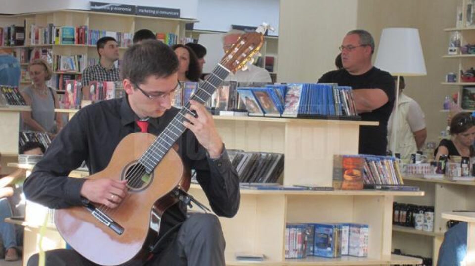 Dan Alexandru Arhire susține un concert de chitară, astăzi, la Biblioteca Bucovinei