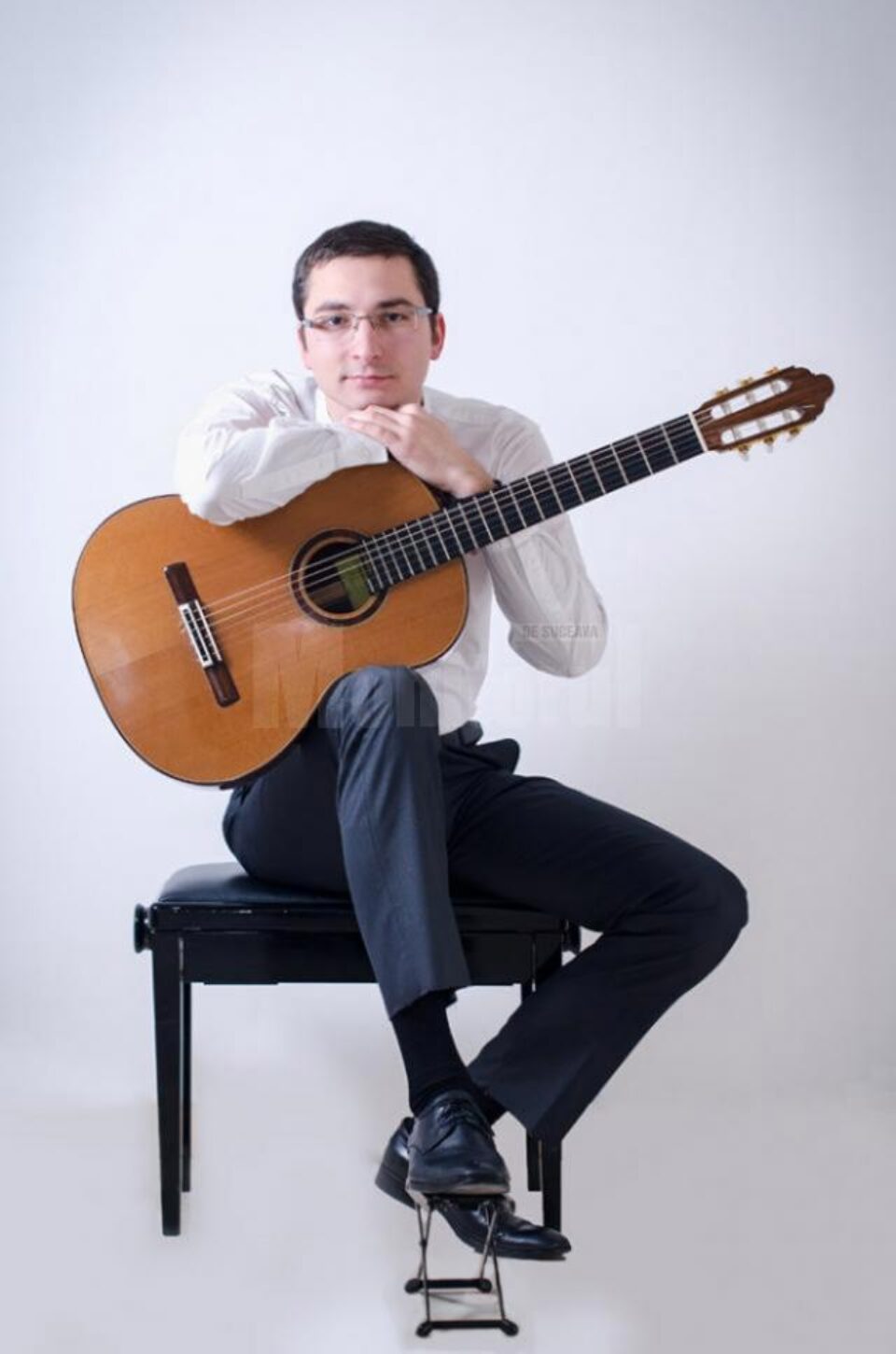 Dan Alexandru Arhire susține un concert de chitară, astăzi, la Biblioteca Bucovinei Dan Alexandru Arhire susține un concert de chitară, astăzi, la Biblioteca Bucovinei
