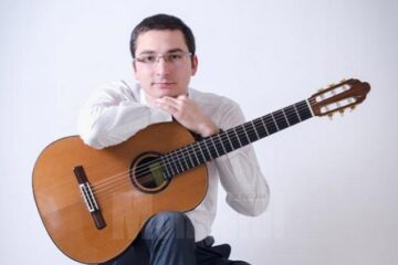 Dan Alexandru Arhire susține un concert de chitară, astăzi, la Biblioteca Bucovinei