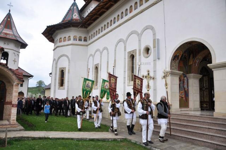 Procesiunea în jurul sfântului lăcaș cu prapuri și cruci