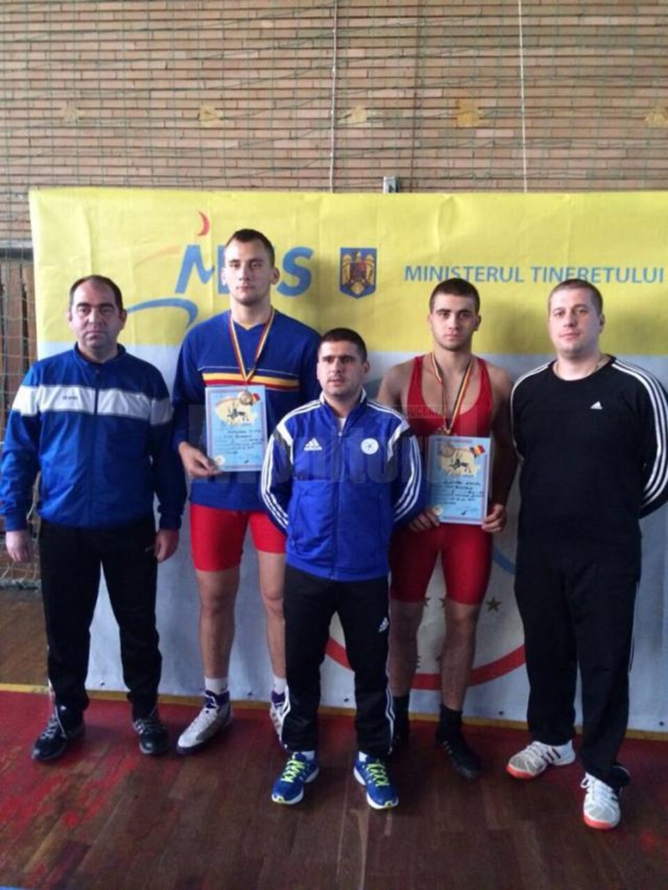 Cei doi medaliați suceveni, Constantin Huțuleac și Daniel Blănari, alături de antrenorii Valerică Gherasim, Andrei Bolohan și Daniel Ciubotaru Cei doi medaliați suceveni, Constantin Huțuleac și Daniel Blănari, alături de antrenorii Valerică Gherasim, Andrei Bolohan și Daniel Ciubotaru