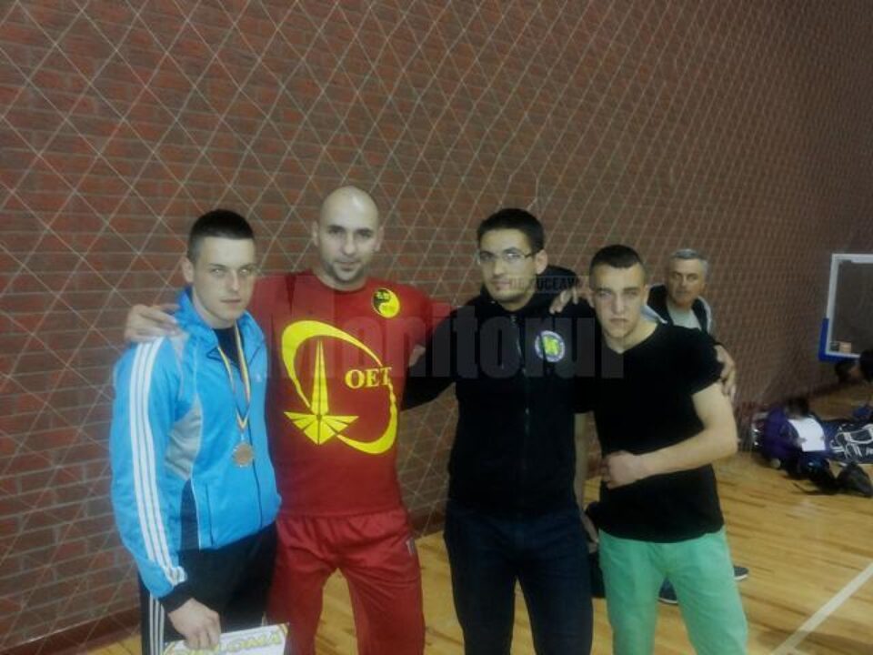 Cei doi sportivi rădăuțeni medaliați la naționale alături de instructorul Paul Ghețău