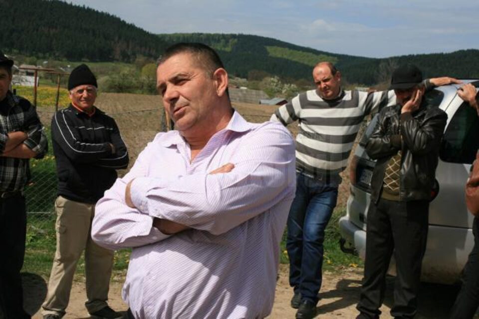 Lazăr Vornicu, din comuna Slatina, are afaceri în comuna Valea Moldovei și este unul dintre cei mai vehemenți contestatari ai primarului Moroșanu