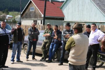 Sătenii îl acuză pe primar că îi amenință și încearcă să-i intimideze pentru a nu reclama fapte ilegale