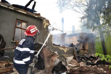Clădirea fostului sanatoriu de la Solca a ars din temelii