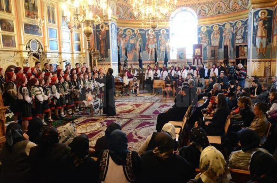 Câteva sute de spectatori prezenți au putut audia cântări pascale interpretate de 12 coruri din tot județul Suceava. Foto: Tudorel RUSU