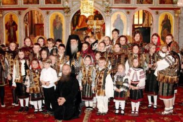 ÎPS Pimen, alături de membrii corului Bisericii Sf. Dumitru