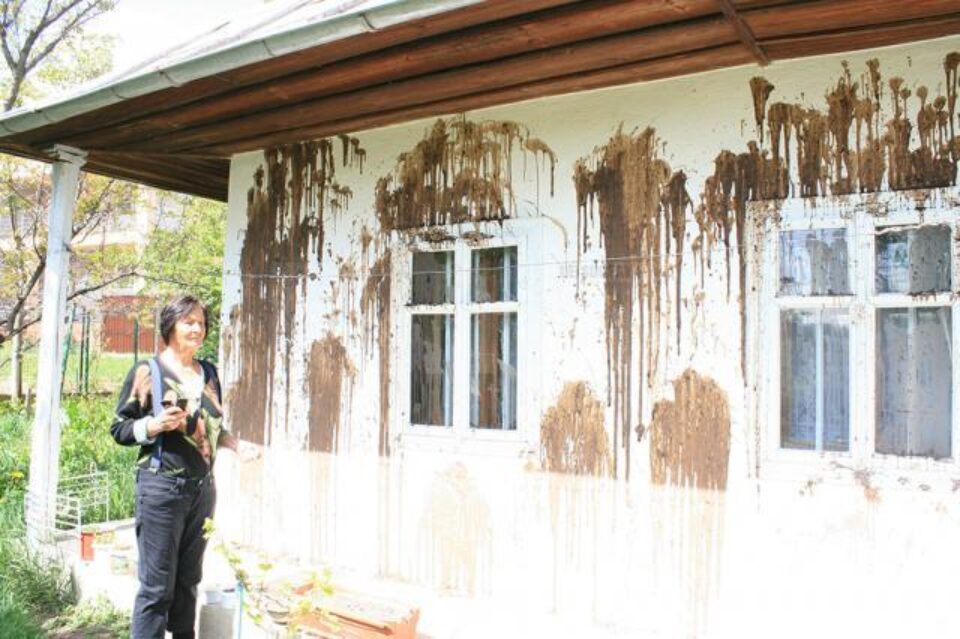 Casa Elenei Tucaliuc se află chiar lângă școala din Siminicea