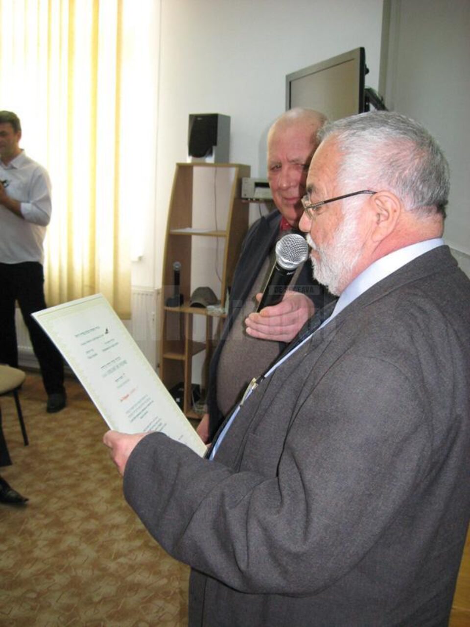 Poetul israelian Menachem M. Falek oferindu-i Diploma de onoare scriitorului Ion Drăgușanul