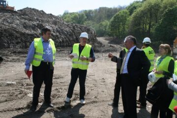 Cătălin Nechifor a inspectat în cursul zilei de ieri lucrările de închidere a fostului depozit de deșeuri de pe malul râului Suceava