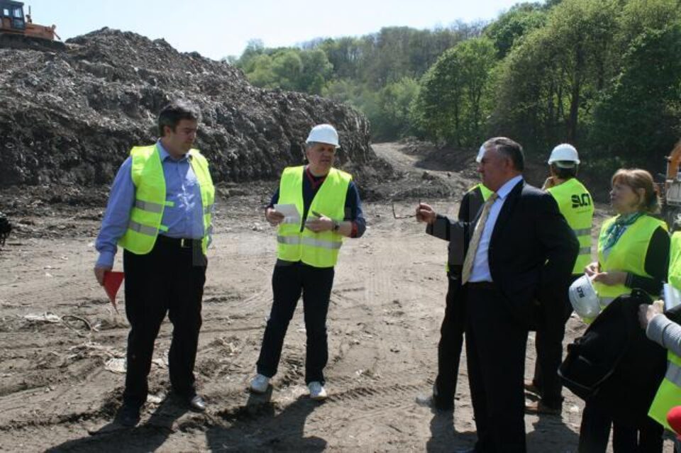 Cătălin Nechifor a inspectat în cursul zilei de ieri lucrările de închidere a fostului depozit de deșeuri de pe malul râului Suceava